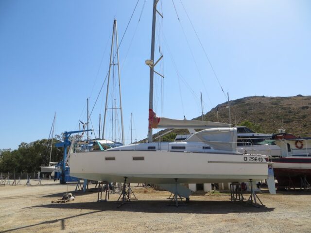 Neben diesem Boot ist der Platz. Das Boot ist ein Segelboot...