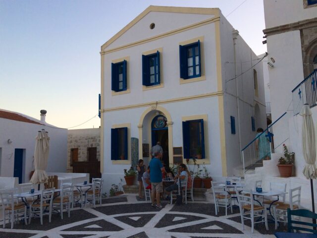 An der Platia in Nikiá trinken wir Soumáda