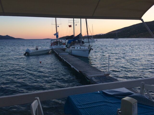 Steg mit Wasser und Strom