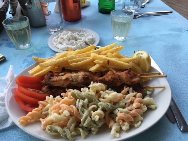 Hühnerspieße mit Pommes und Nudelsalat Hühnerspieße mit Pommes und Nudelsalat um € 7,50