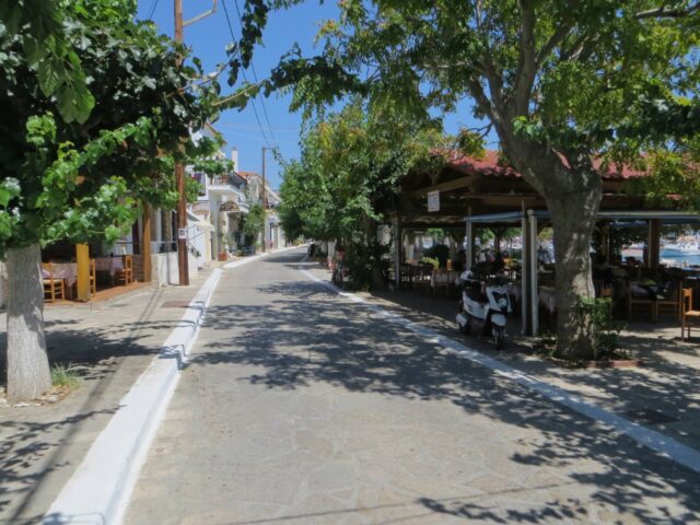 Samos Marathokampos Uferstraße mit Tavernen