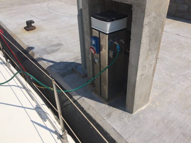Versorgungssäule mit Telefon- und Starkstromanschluss