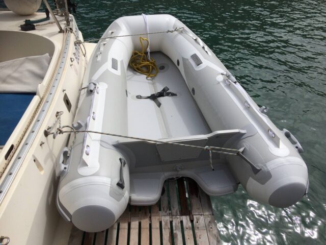 Neues Schlauchboot trocken