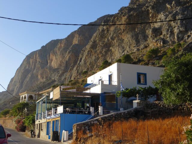 Taverna Katerina unterhalb von Kletterwänden