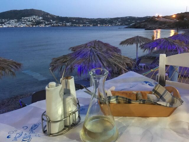 Warten auf Essen in Taverna Vareladiko
