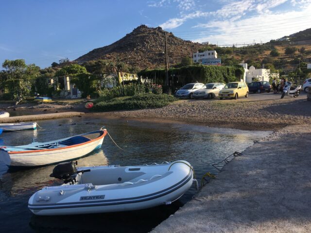 Taverna Meloï hinter den Autos