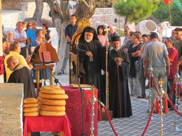 Erzbischof und "Kochpope" während der Messe