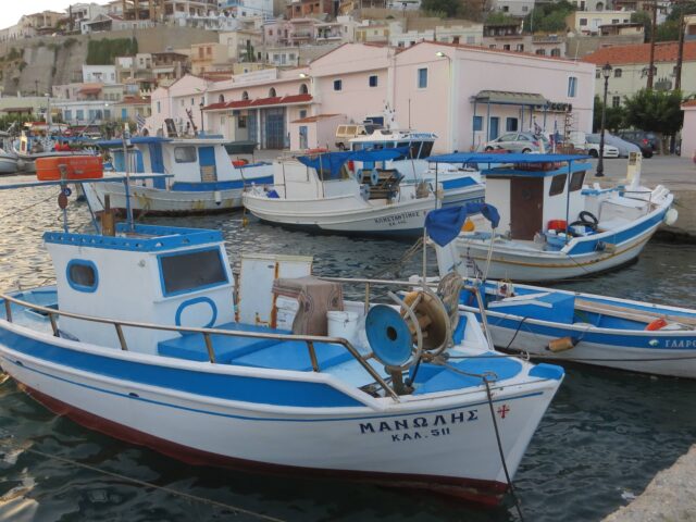 Blauweiße Boote in Pothia