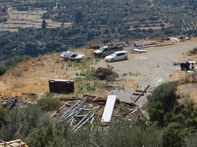 Blick auf einen griechischen Parkplatz