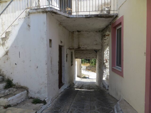 Hauptstraßendurchfahrt in Marathokampos
