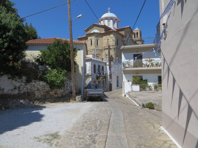 Hauptstraße und Kirche in Kastania