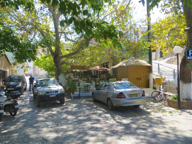 Taxi und Taverna in Lekka