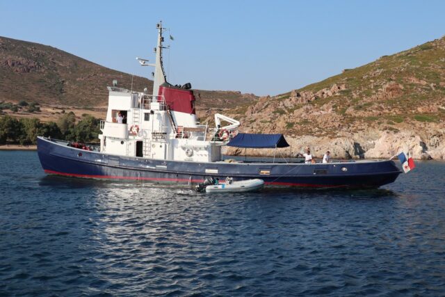 Seltsame Freizeityacht in Livadi Geranou