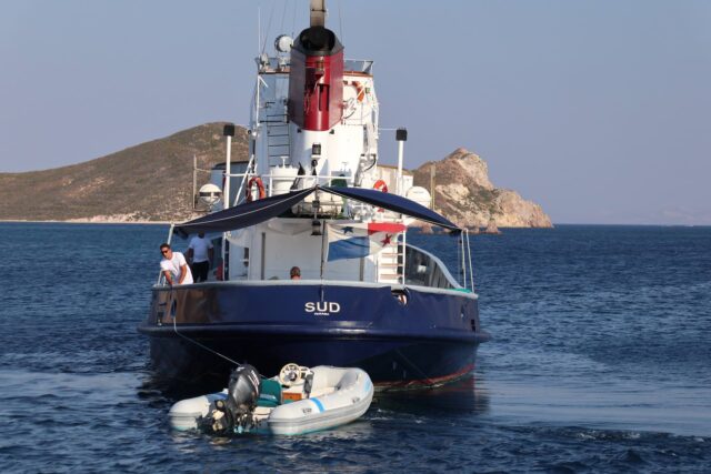 Seltsame Freizeityacht in Livadi Geranou