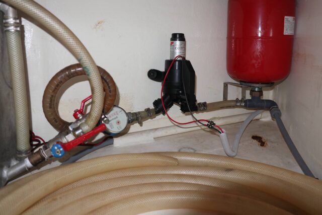 Frischwasserinstallation, die jetzt mit neuem Wasserzähler auch so aussieht, aber funktioniert