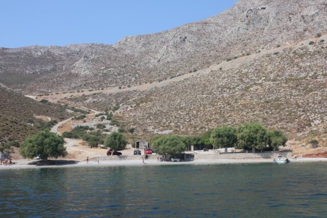 Bucht Aktí mit trübem Wasser