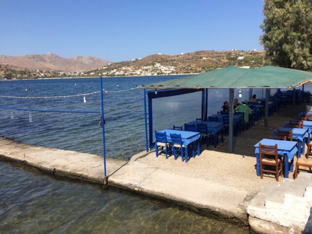 nette Seeterrasse der Fischtaverna O Sotos mit der unnetten Bedienung