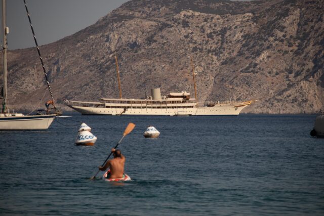 James Dyson paddelt zu seinem Schiff?