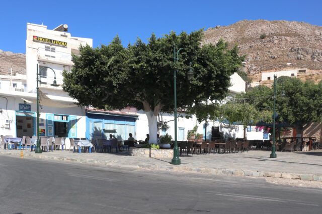 Tilos Livadia Hauptplatz vom Café aus gesehen