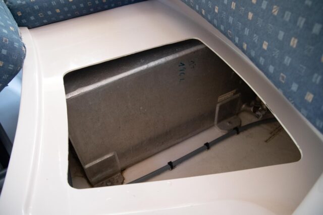 Der 196 l-Wassertank ist unter der Salonsitzbank...