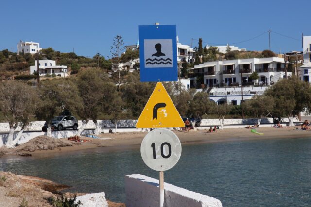 Achtung Schwimmer auf der Straße nach der Kurve