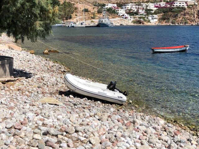 Schlauchi am Kullersteinstrand, hinten der Hafen mit Kanonenboot P22