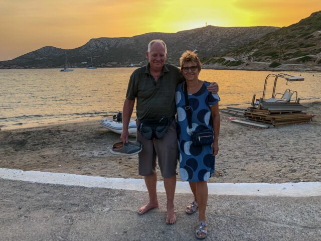 Beate und ich nach dem Schlauchbootlandfall am Badestrand in Lipsi