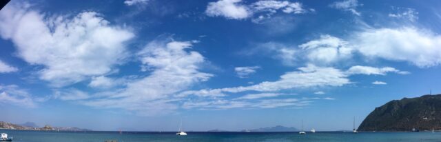 Wolkenpanorama über Kefalos Bay - selten.