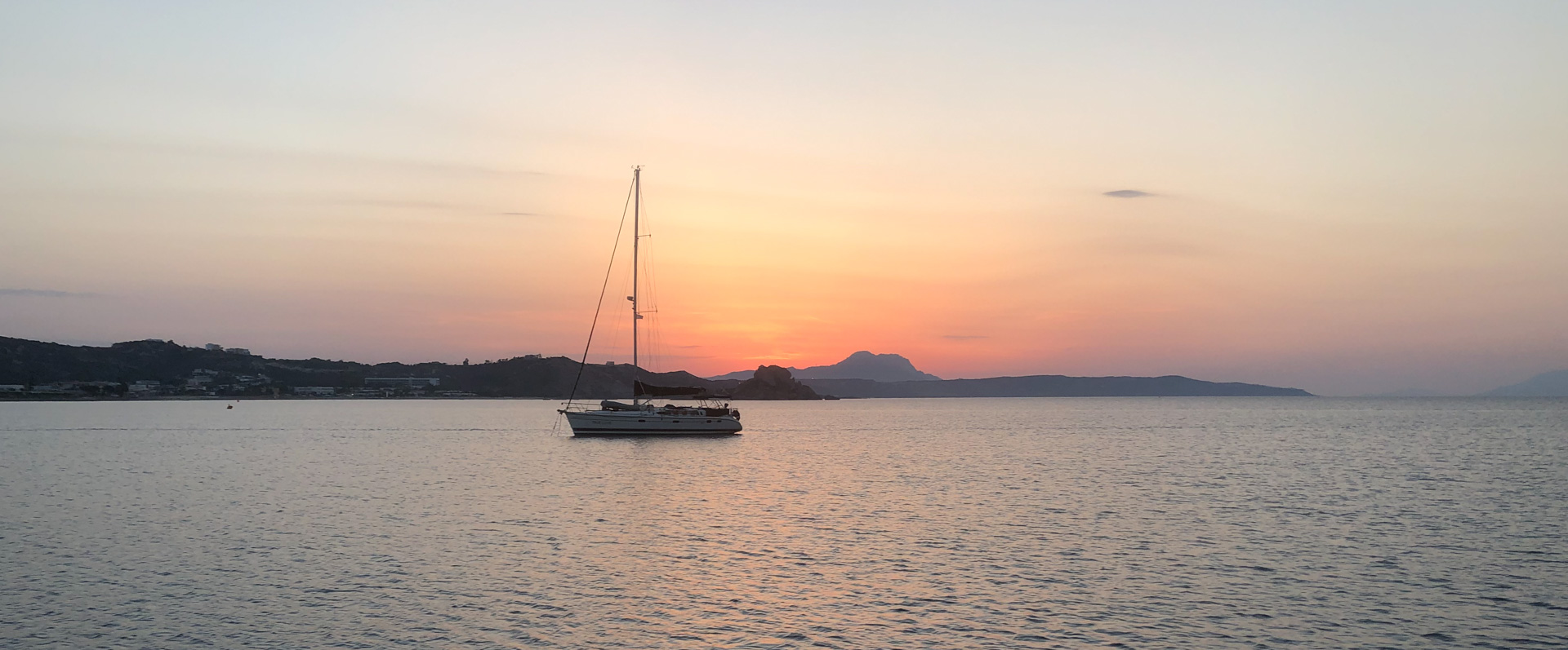 2022-06-26 Kos Kefalos Kamari Kurz vor Sonnenaufgang hinter den Bergen von Kos auf ca. 56° um 5:56 Uhr
