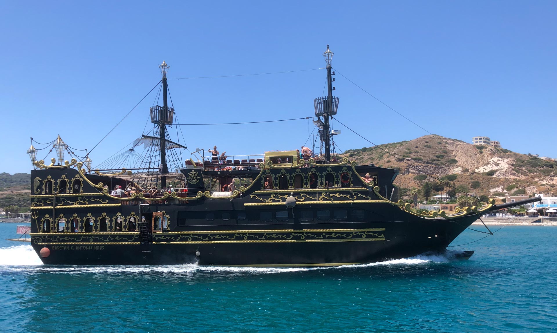 2022-07-03 Kos Kefalos Kamari Touristenausflugsboot á la Pirat kommt jeden Tag von Kardamena nach Kamari
