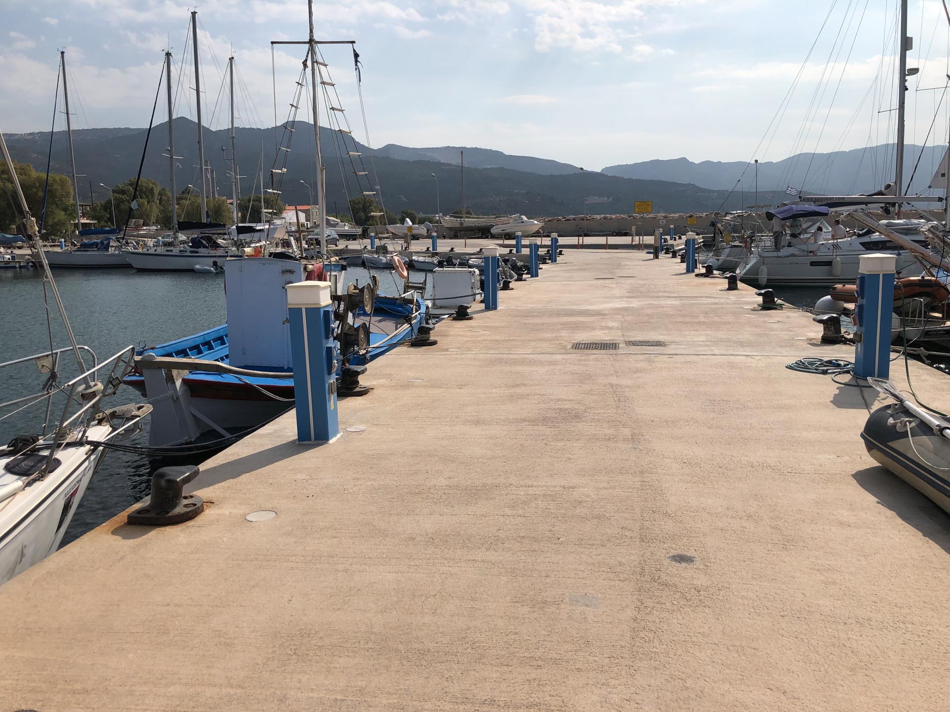 2022-08-29 Samos Ormos Marathokampos Anlegepier mit 13 Versorgungssäulen, von denen nur bei einer Strom herauskommt