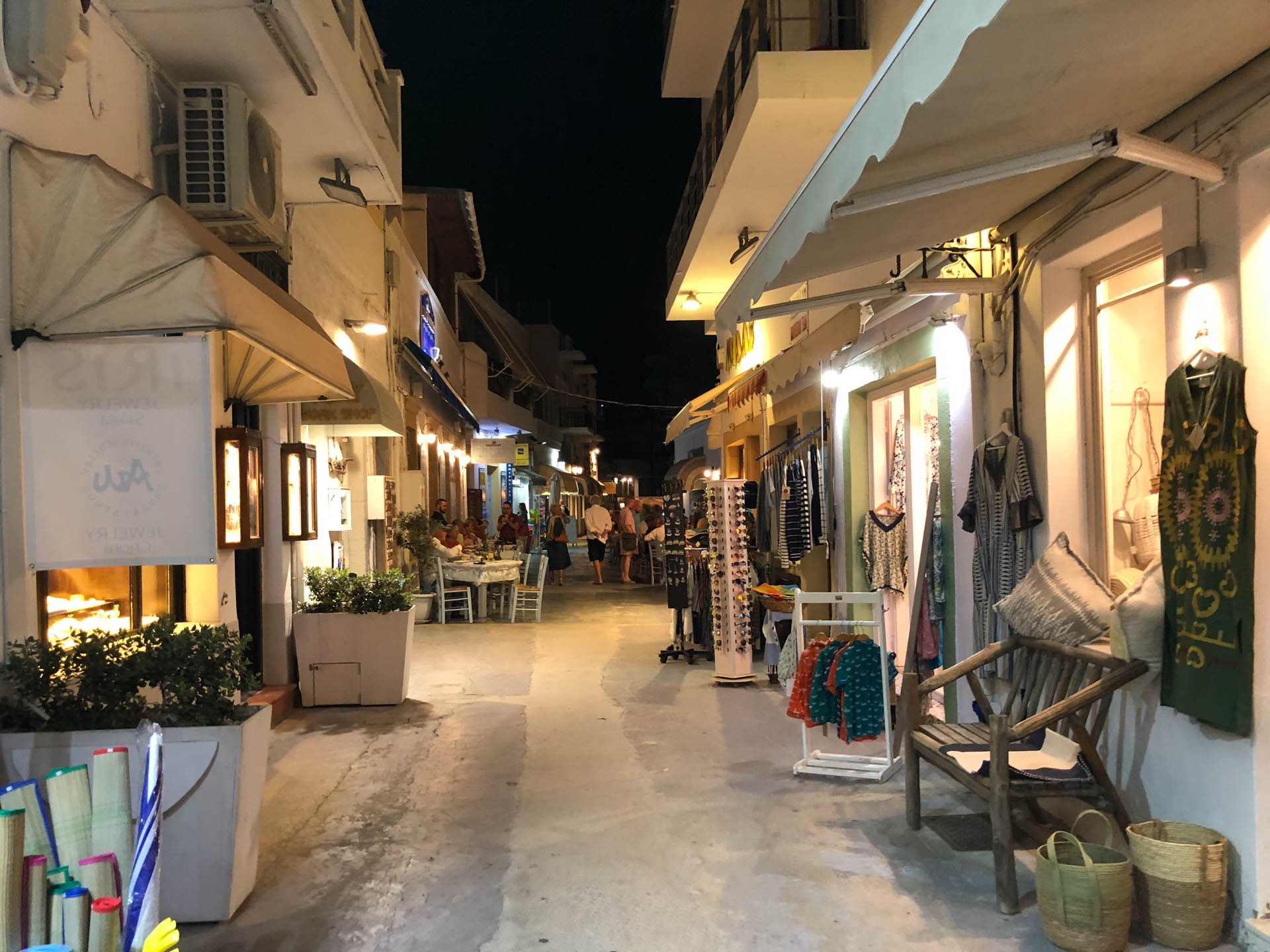 2022-09-02 Patmos Skala Touristenshops gibt es hier mehr als genug, aber keine Ramschläden