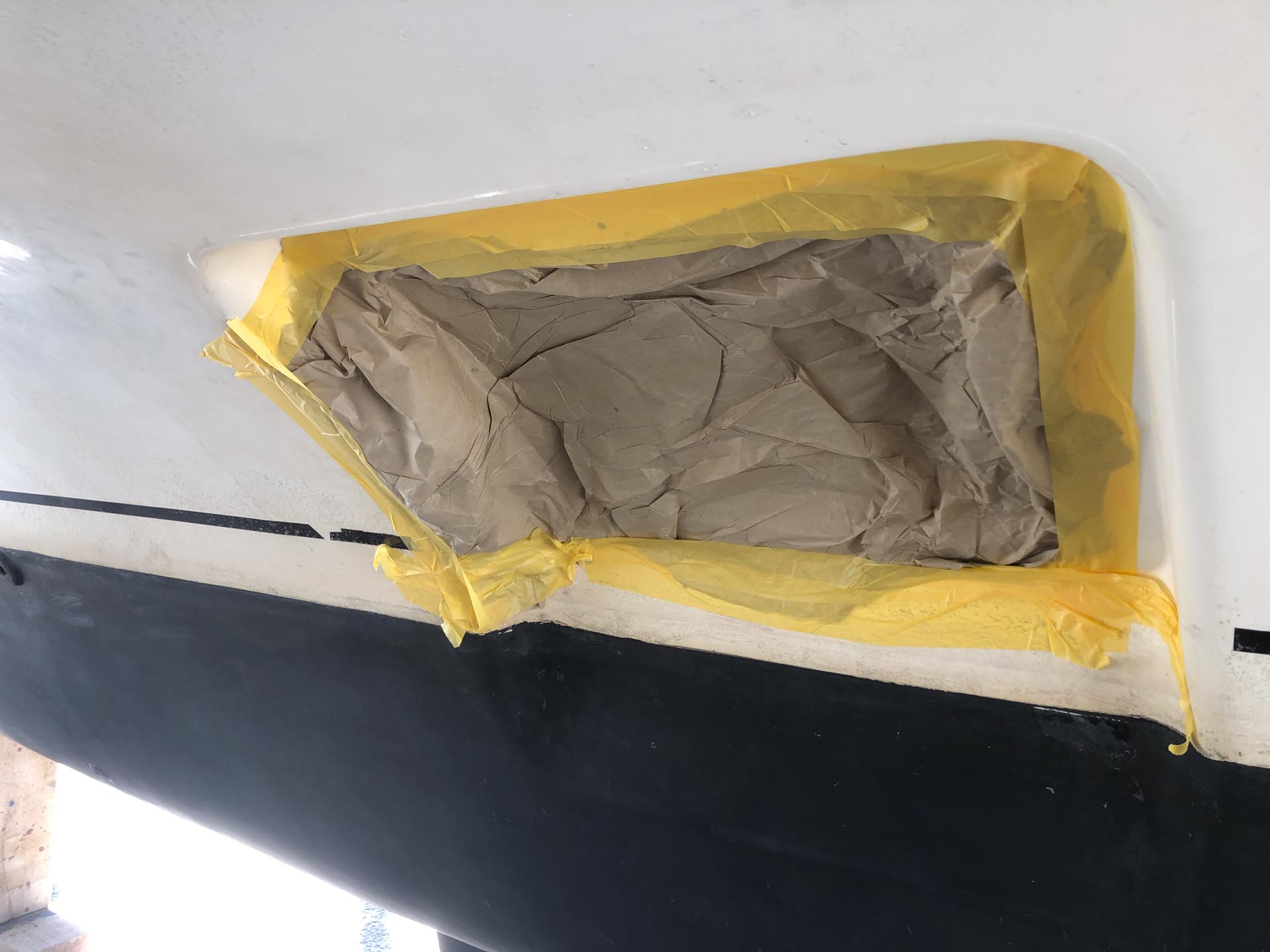 2023-07-10 Blodughadda Technisch Lukenreparatur Lukenloch abgedeckt, damit keine Katze hineinhupft