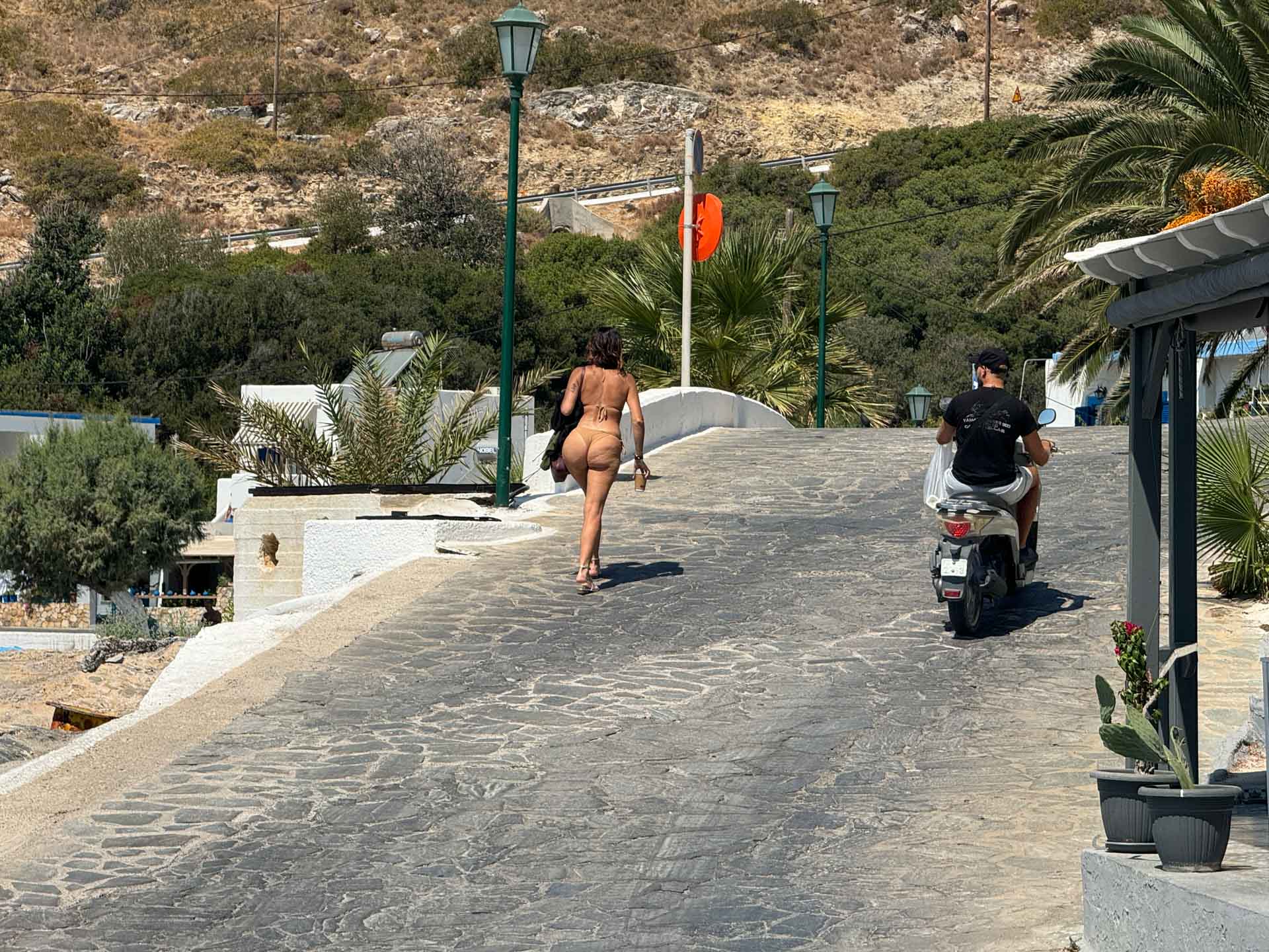 2024-08-30 Agathonisi es ist heiß (hot) und es gibt was zu sehen, findet der Mopedfahrer auch