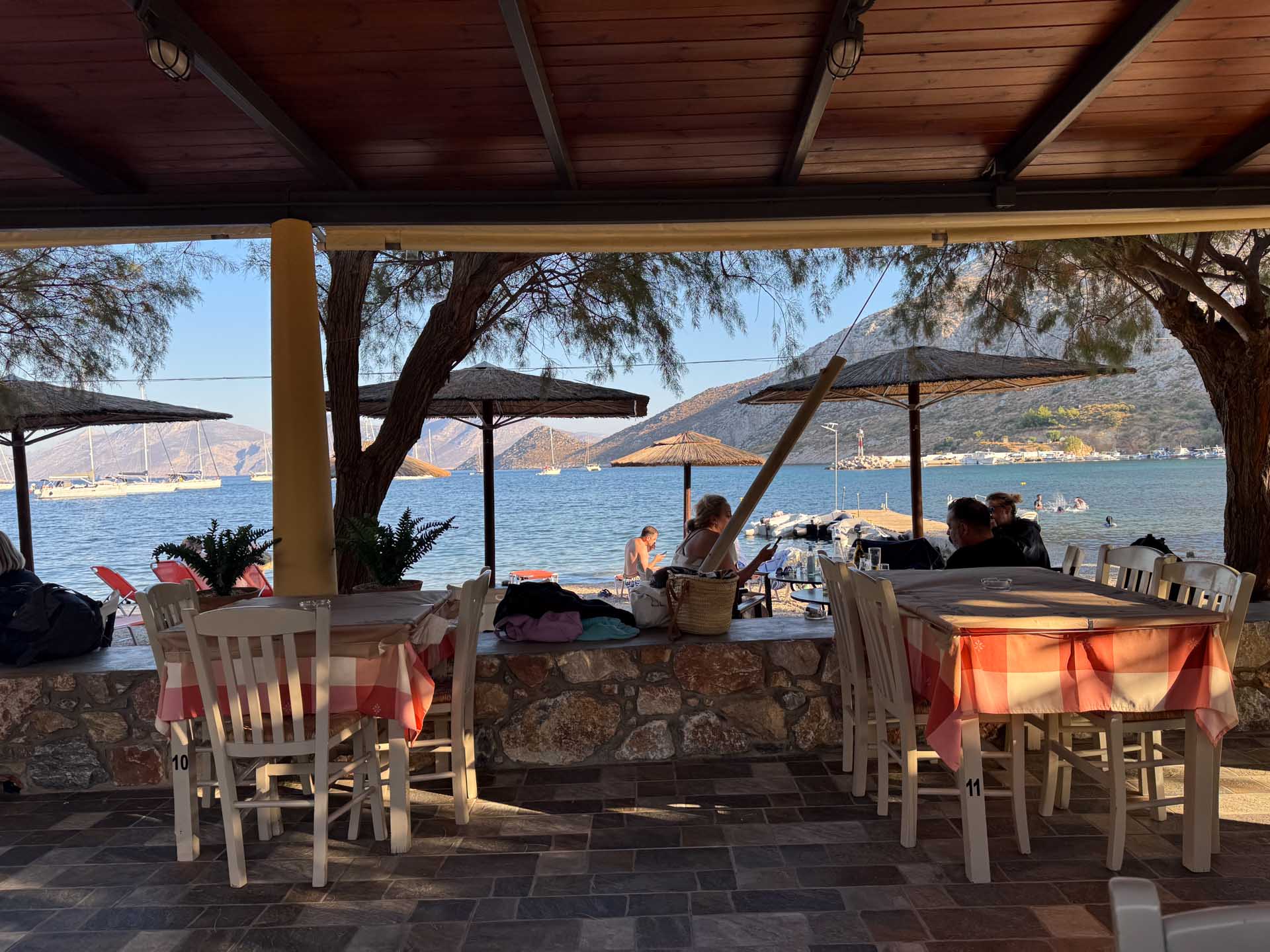 2025-07-07 Leros Xirokampos Aussicht von Aloni. Ganz draußen links vom kleinen Sonnenschirm ist die Blodughadda