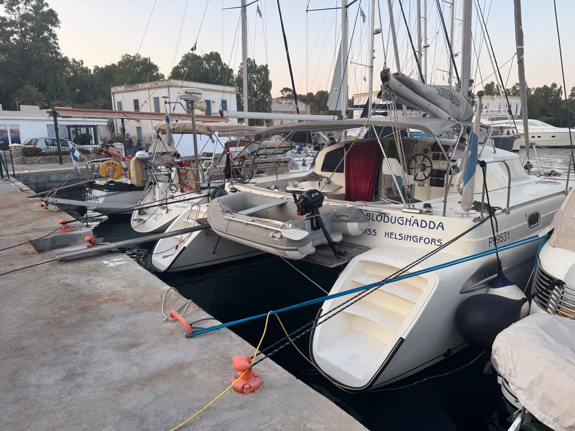 2025-07-17 Leros Lakkí Marina: 3 Segelboote mit finnischer Flagge neben einander