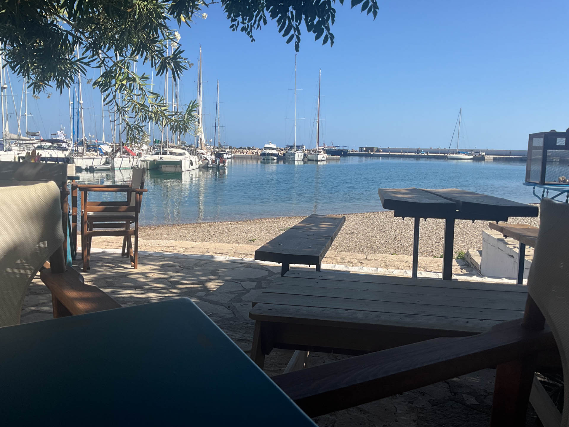 2025-07-29 Samos Ormos Marathokampos Aussicht von meinem Bier- und Toastlokal Ta Tsakanakia