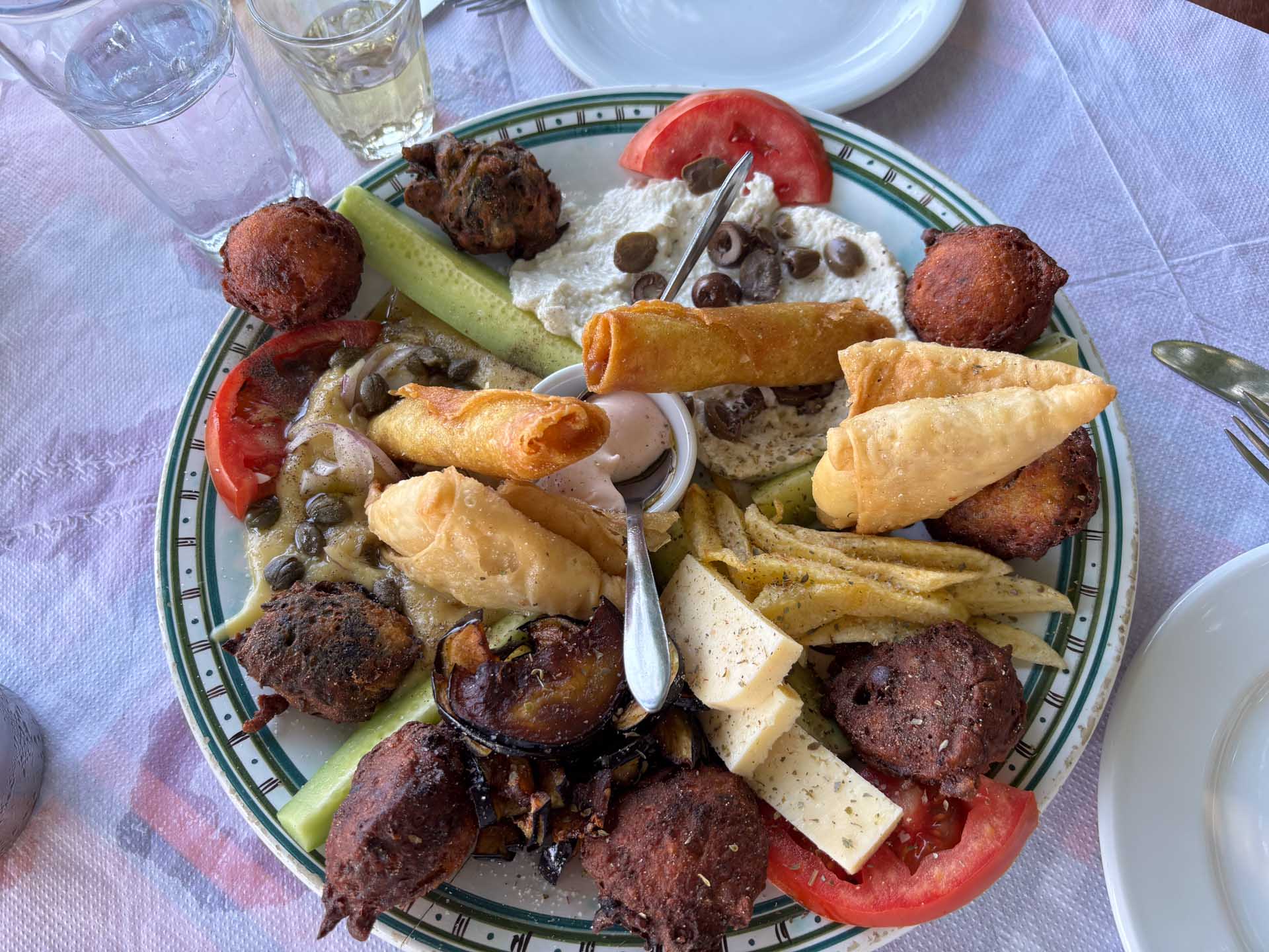 2025-08-02 Samos Lekka Taverna 'the nest of taste' Vorspeisenplatte