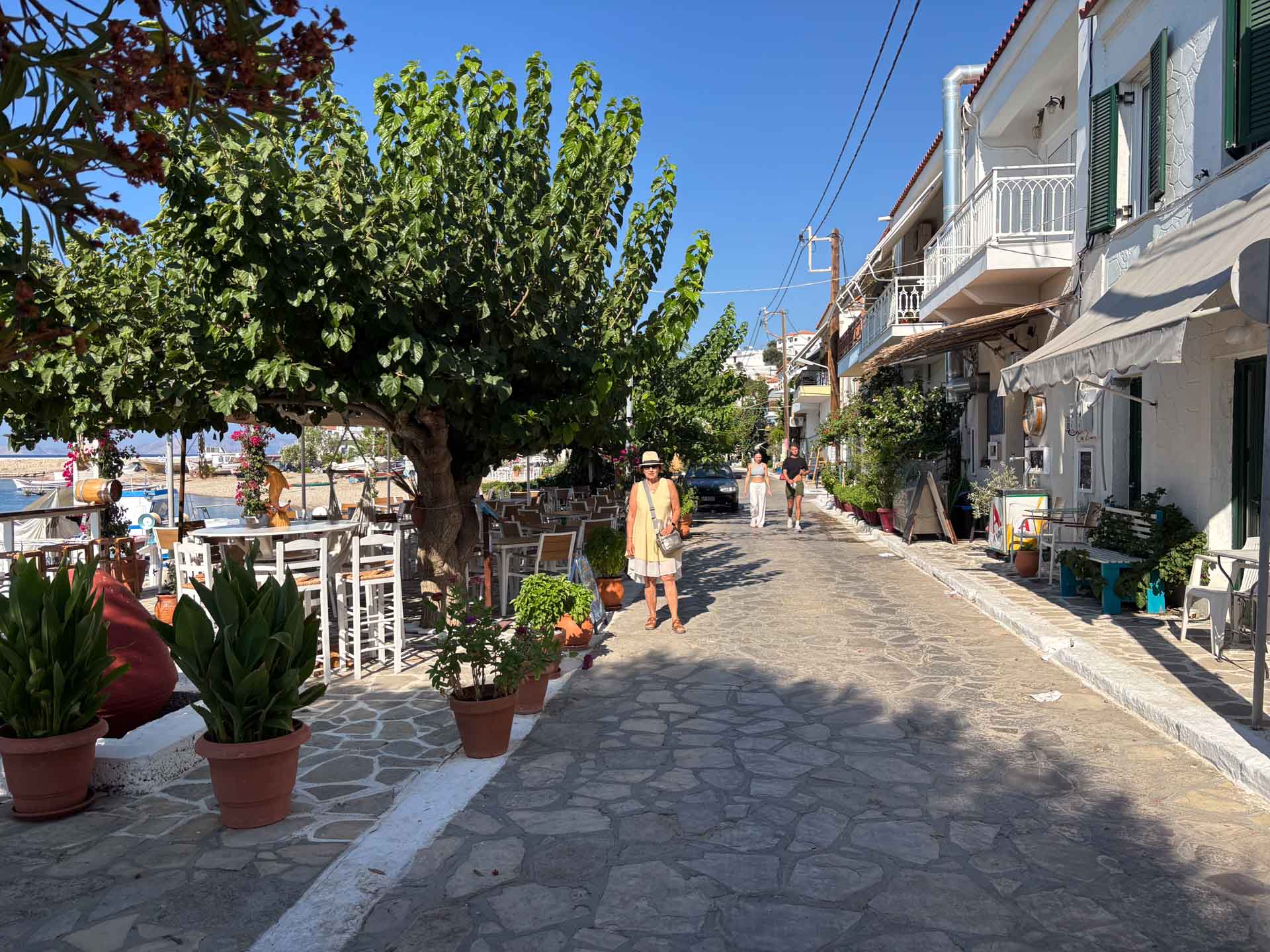 2025-08-03 Samos Ormos Marathokampos Beate im neuen Kleid auf der Promenade