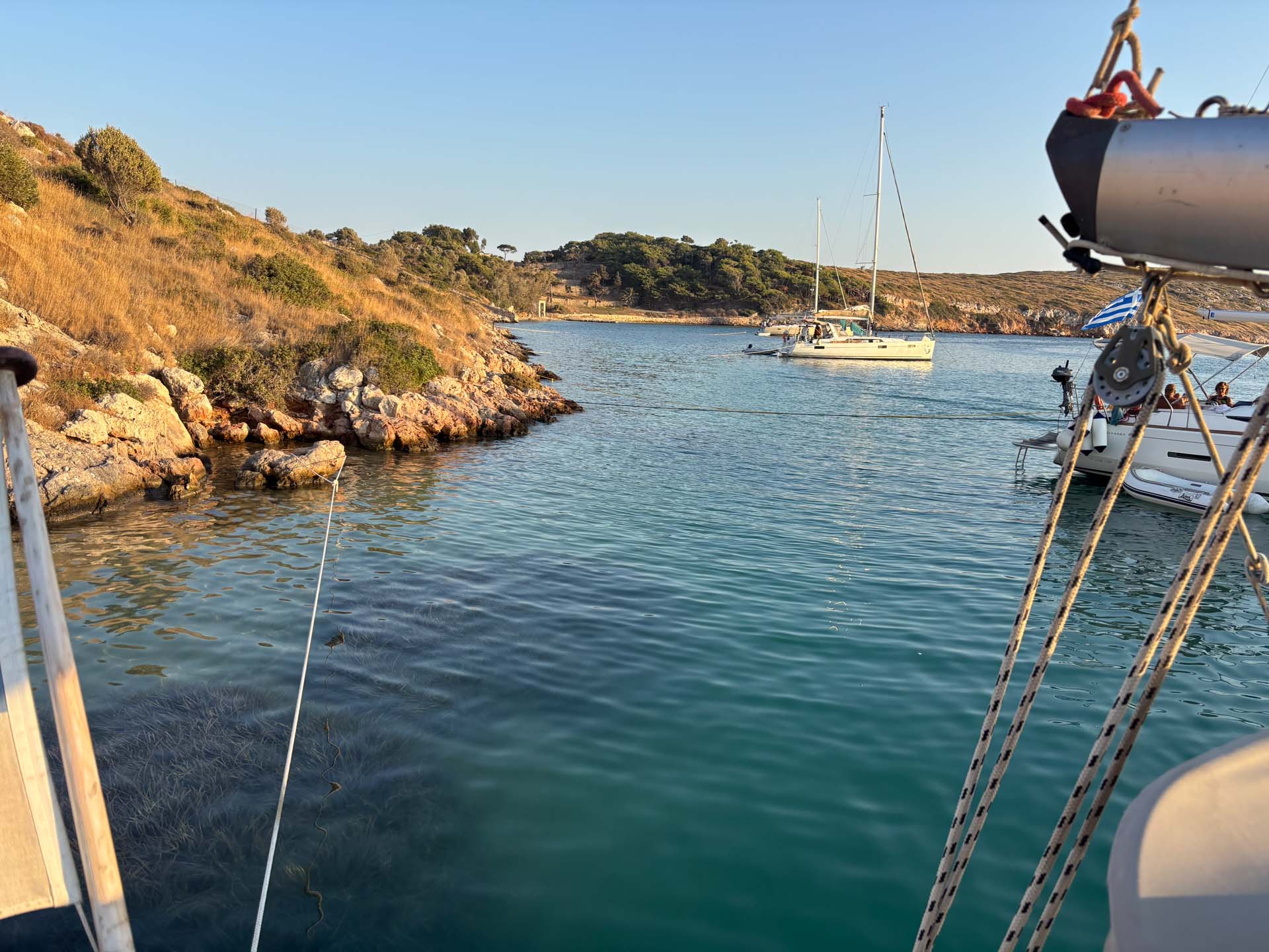 2025-08-12 Arkí Porto Augusta Wir ankern in der Hafeneinfahrt mit Landleine
