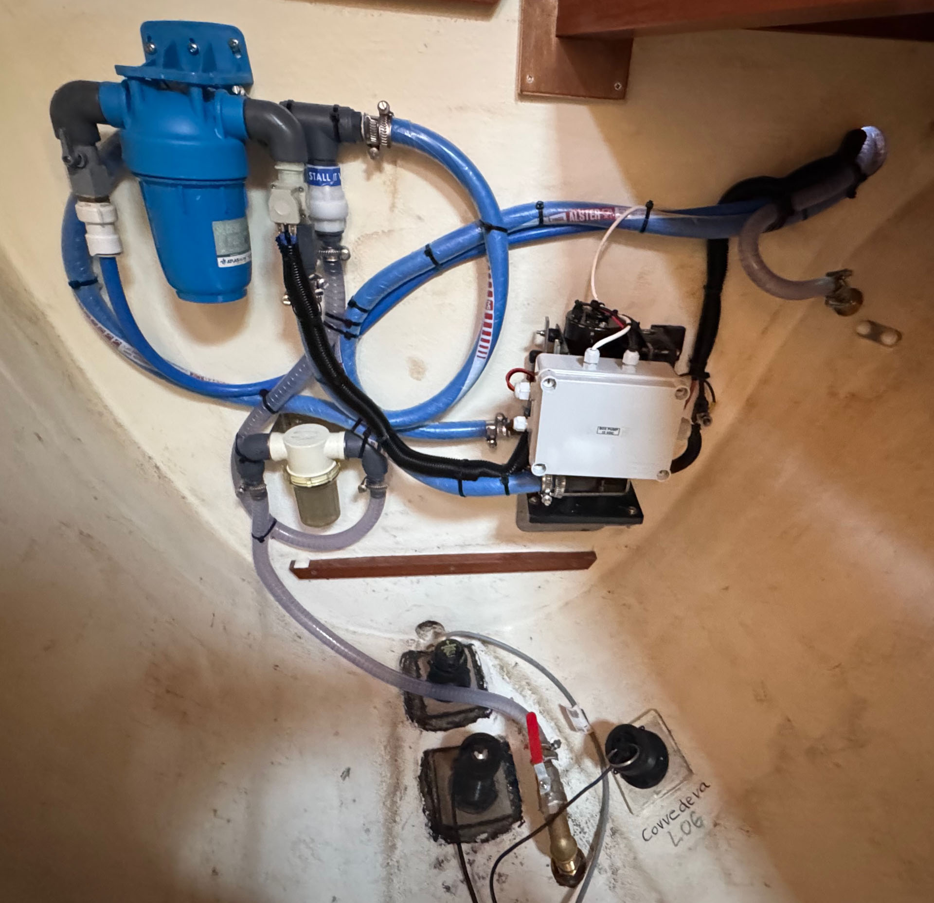 2026-05-18 Blodughadda Watermaker Installation unter der Bb-Koje. Seeventil,Meerwasser Mesh-Filter, Hochdruckpumpe mit Steuerung, Aktivkohlefilter für Spülung, Auslass für Abwasser