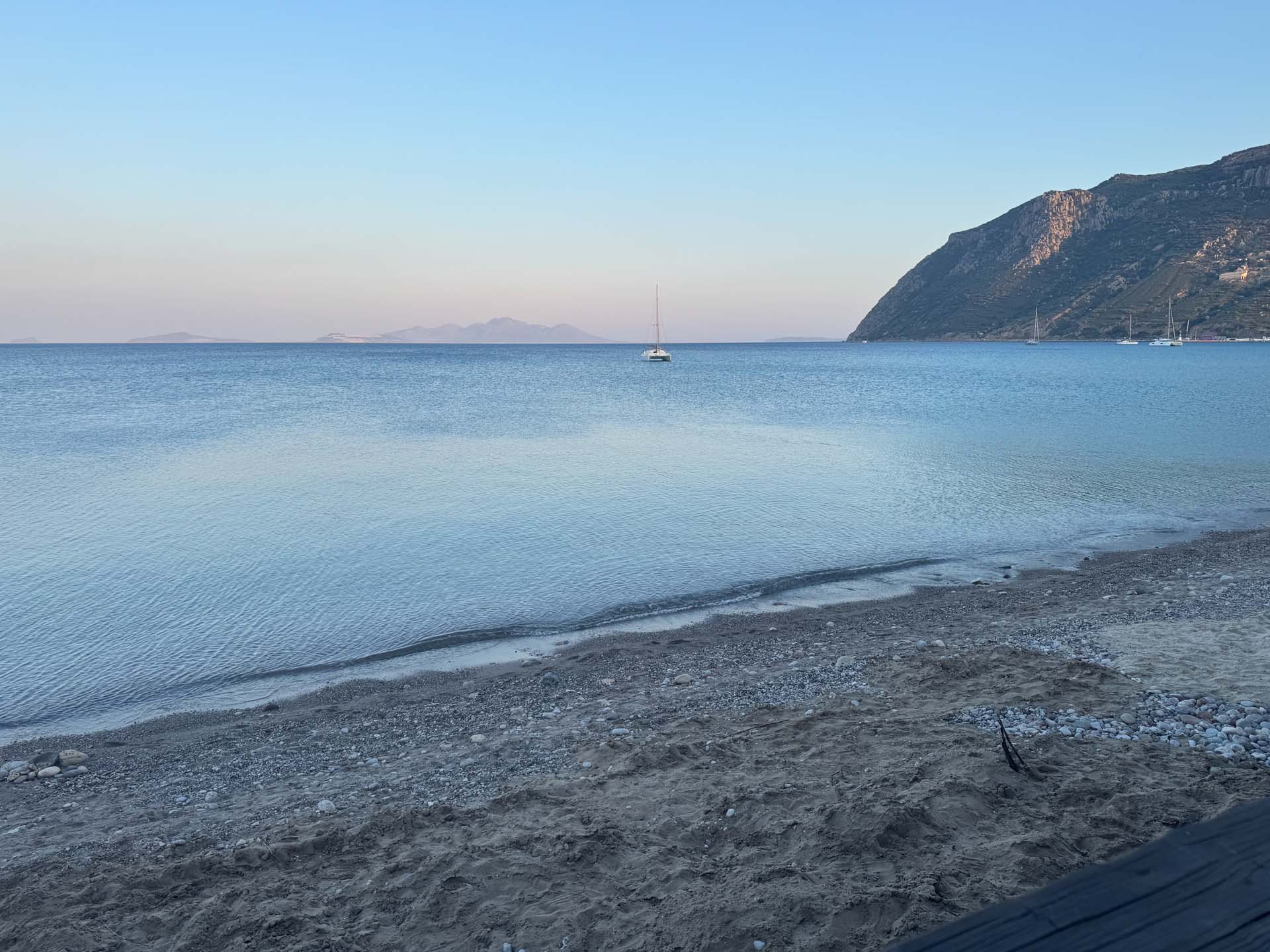 2026-05-25 Kos Kefalos Aussicht von der Bravo Bar, Blodughadda ziemlich allein.
