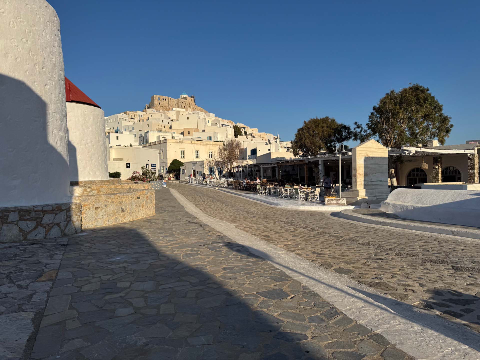 2026-06-03 Astypálea Hauptplatz in Chora fast menschenleer um 19 Uhr