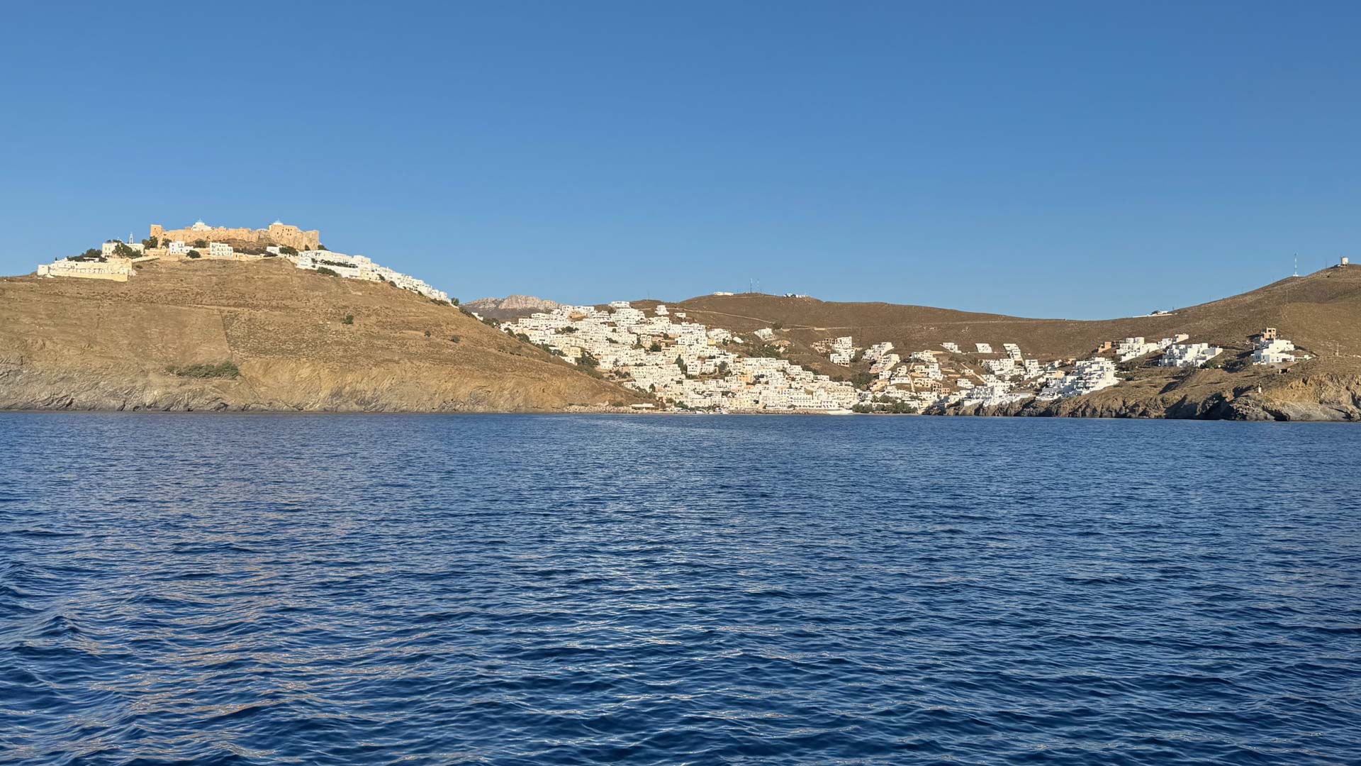 2026-06-12 Astypalea Chora und Skala in der Morgensonne