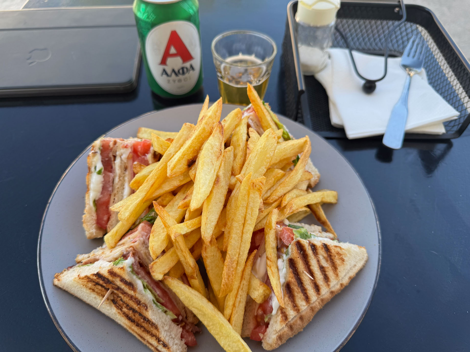 2026-06-12 Astypalea Maltezana Club-Sandwich in der Imbissbude reicht als Abendessen aus.