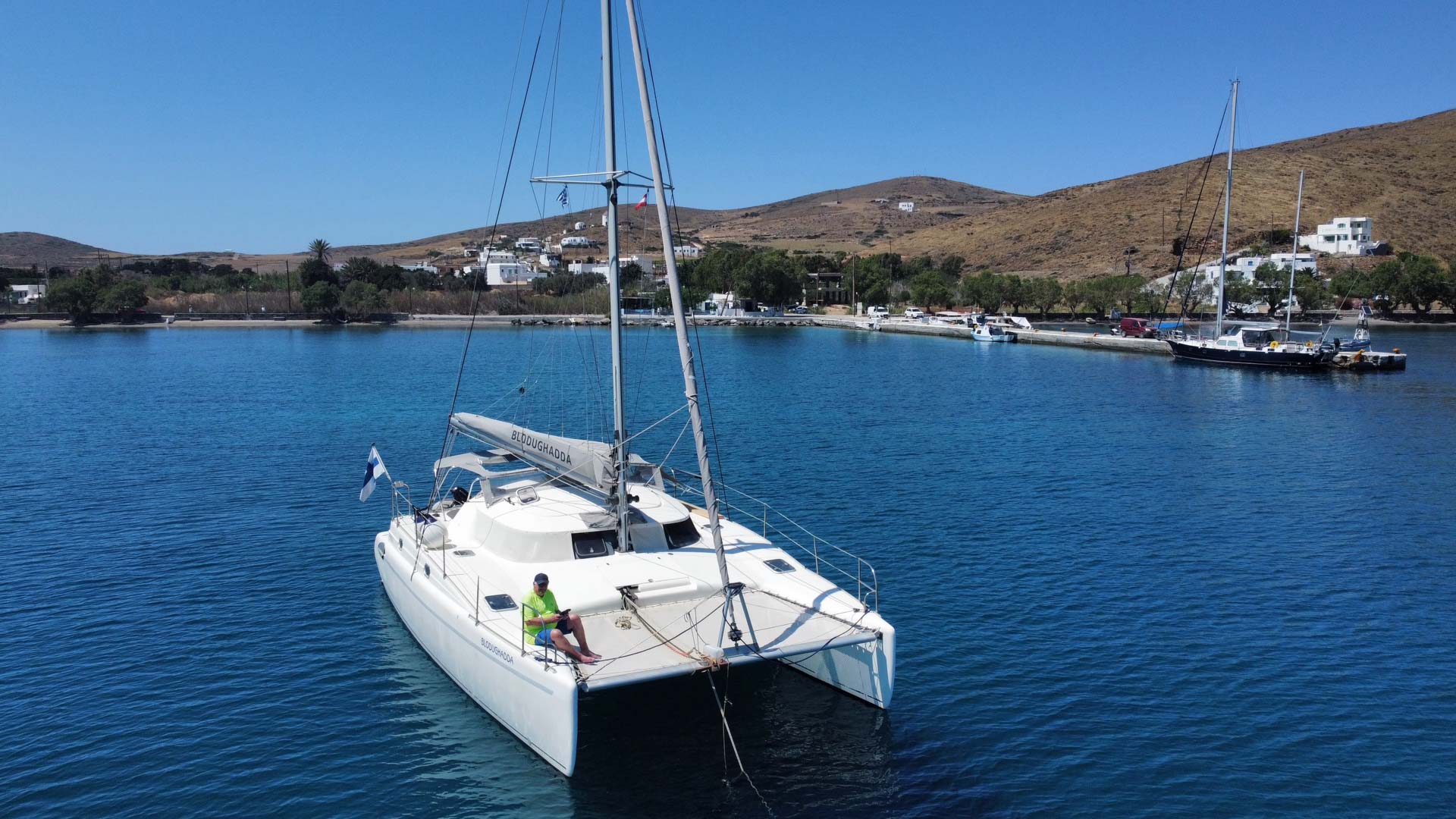 2026-06-12 Astypalea Maltezana Bei ganz wenig Wind Drohnenfoto vom Liegeplatz. Wo der Zweimaster parkt war mein Platz zuvor - und das Boot lag weiter drinnen.