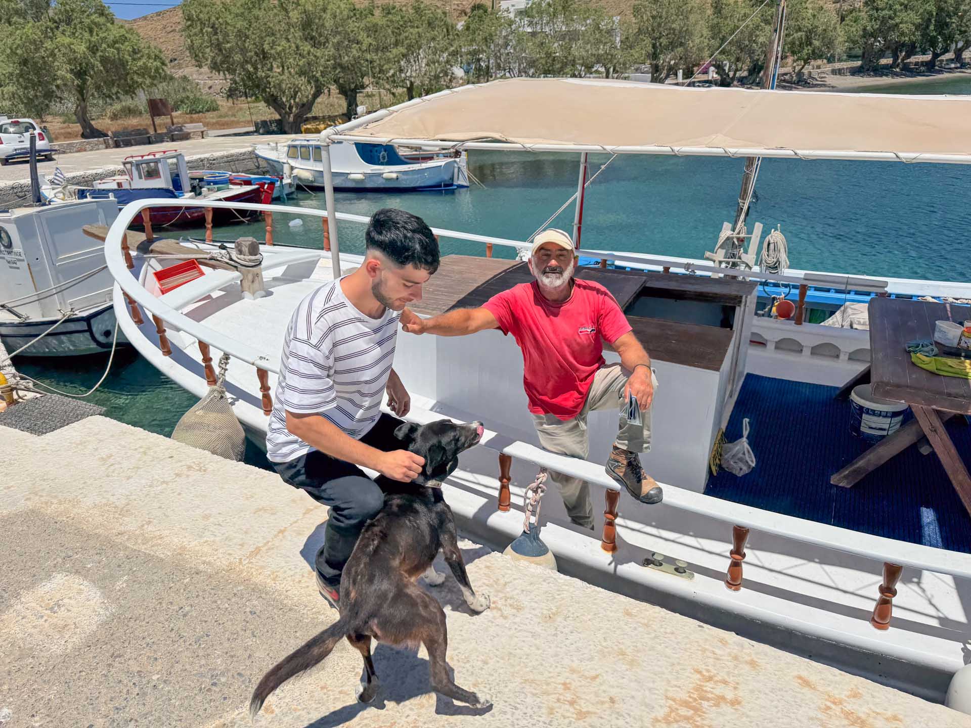 2026-06-14 Astypalea Maltezana Antonis auf seinem Ausflugsboot mit seinem Hund und Bekannten