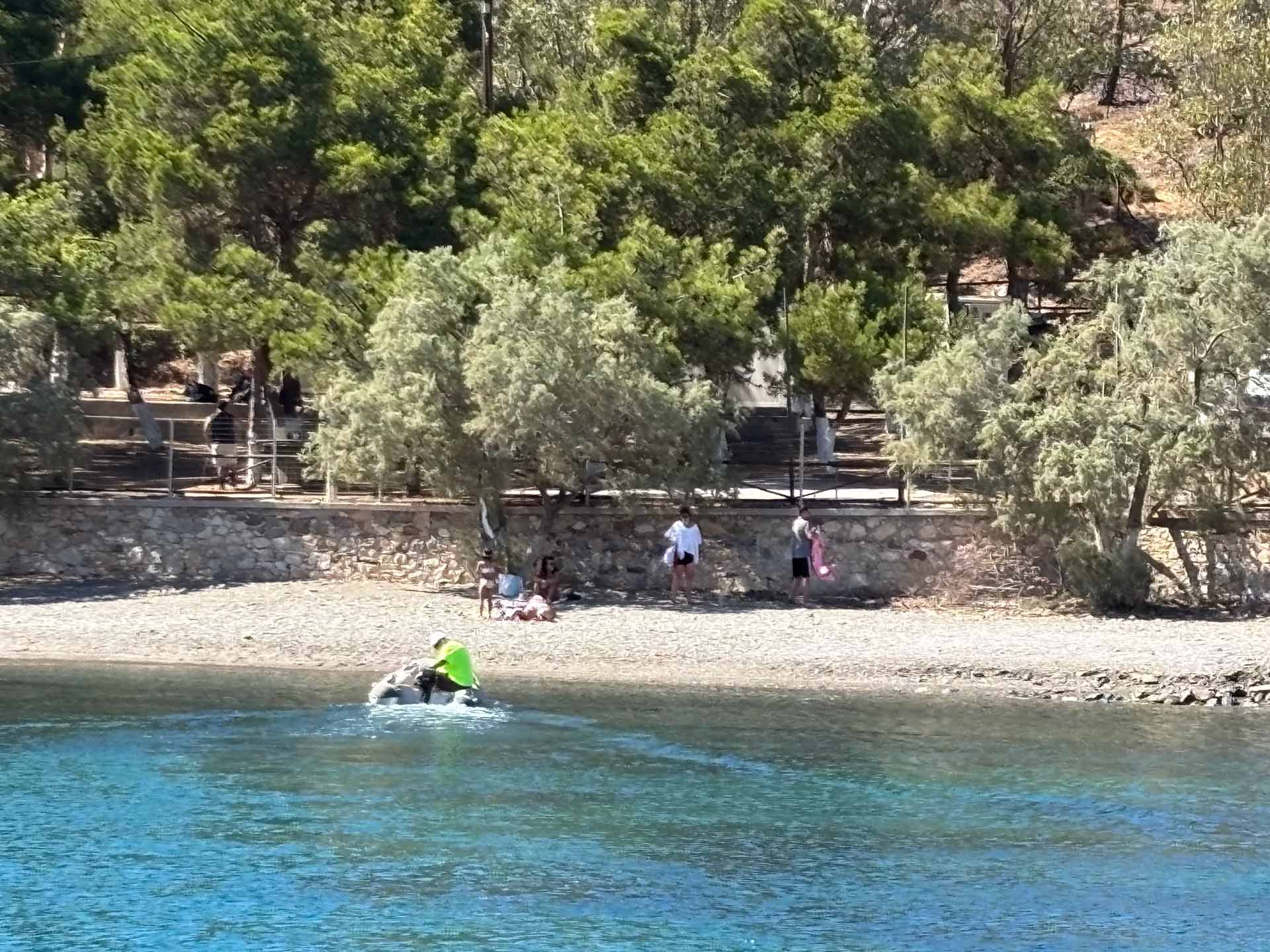 2026-07-16 Leros Lakki Kuluki Ich hole Vivienne und Florian vom Kuluki Beach ab.